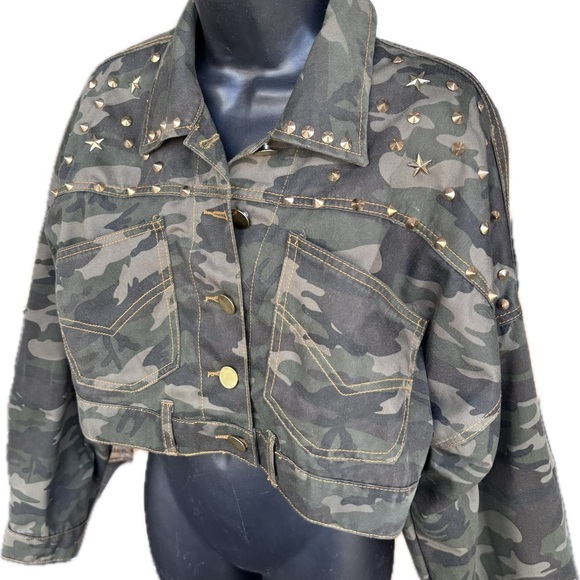 Essue Women’s Studded Button up Crop Camouflage Jacket!  Button detail Button - Picture 3 of 10